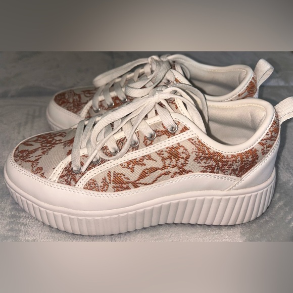 Boho, shabby chic, Pre-owned, Dream Pairs, platform walking shoe. - Picture 4 of 7